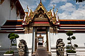 Bangkok Wat Pho, entrance doorway of the double ringed cloister around the ubosot. 